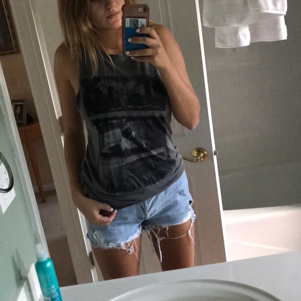 grey tank top